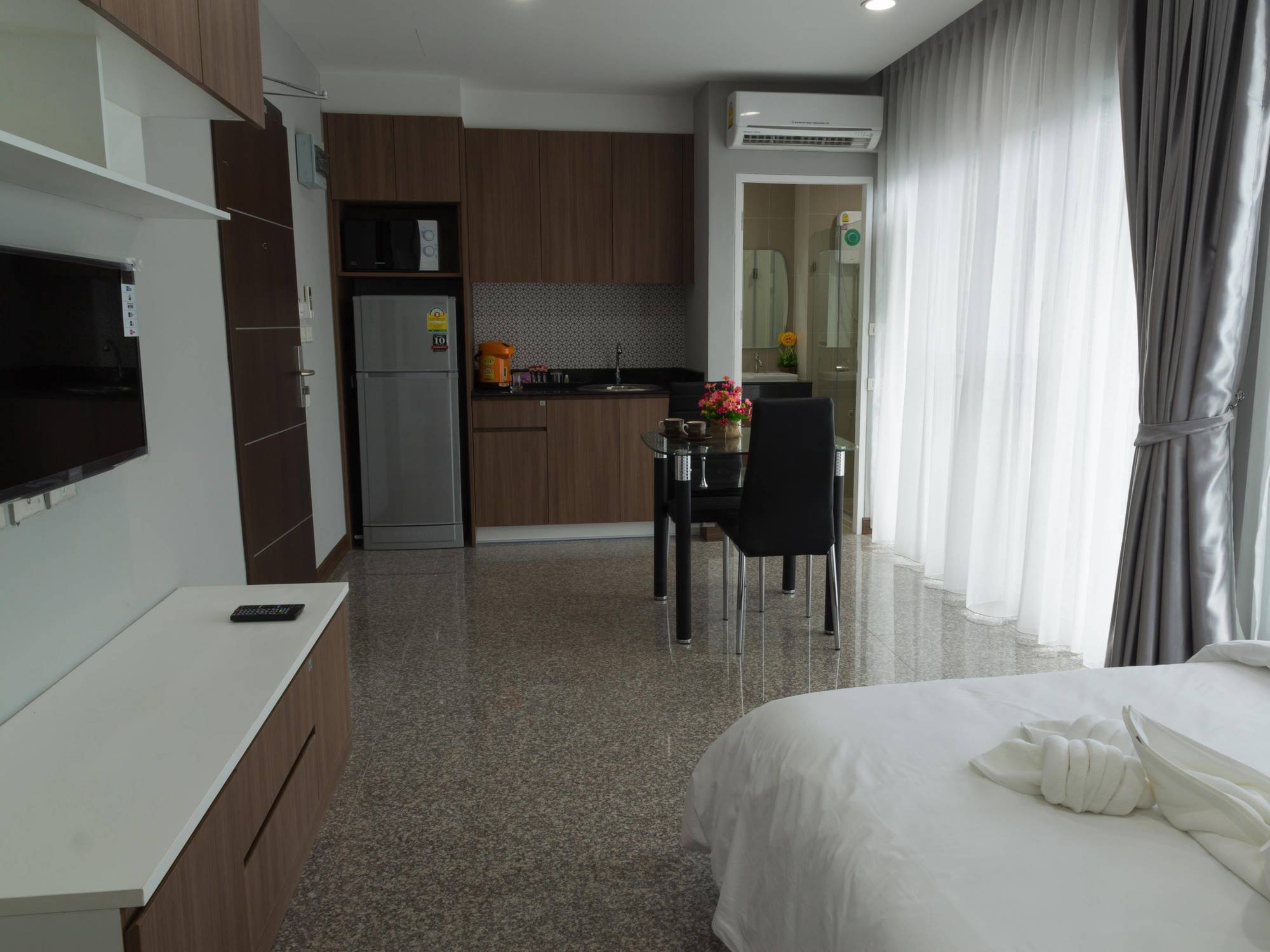 Modernbright Laemchabang Aparthotel Bang Lamung Bagian luar foto