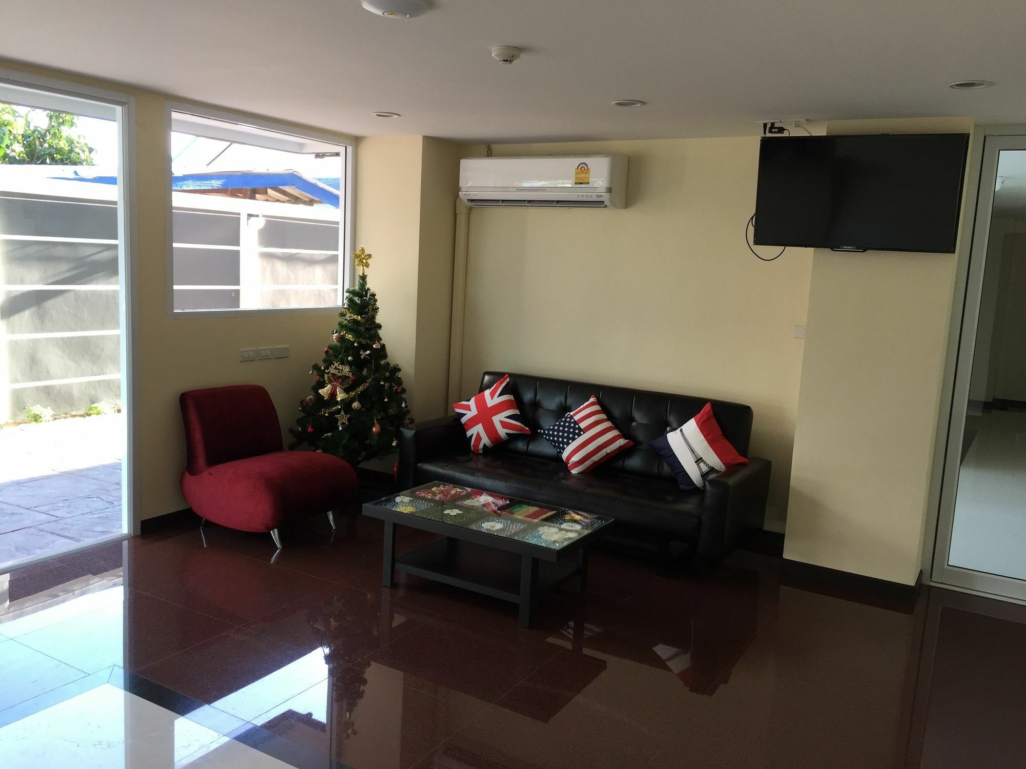 Modernbright Laemchabang Aparthotel Bang Lamung Bagian luar foto