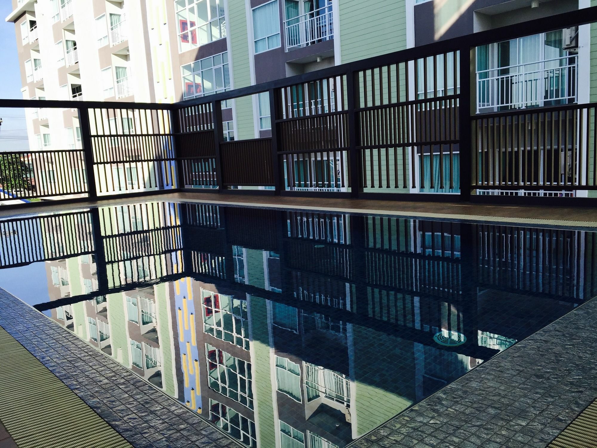 Modernbright Laemchabang Aparthotel Bang Lamung Bagian luar foto